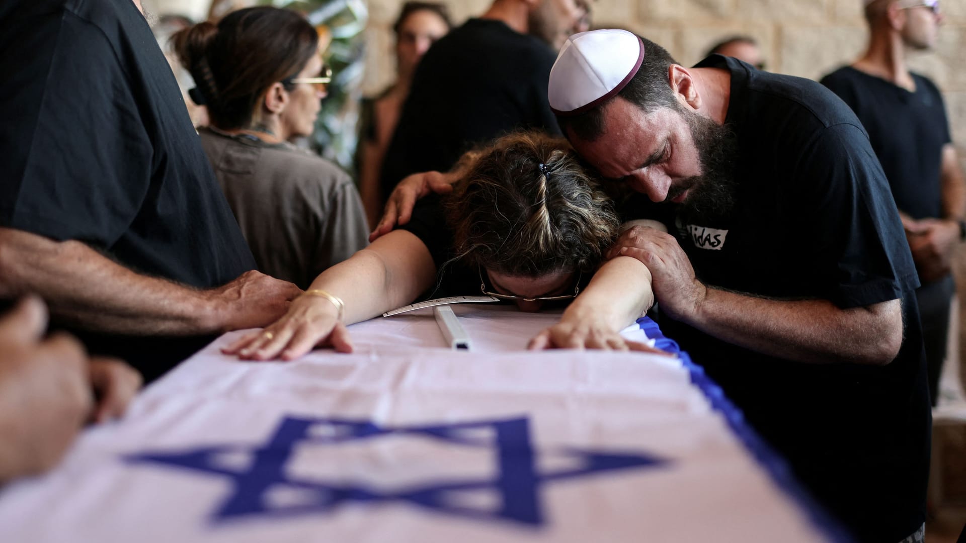 Unendliche Trauer: Die jüdischen Toten der Kibbuz-Angriffe von Hamas werden beerdigt. Unendliche Trauer: Die jüdischen Toten der Kibbuz-Angriffe von Hamas werden beerdigt.